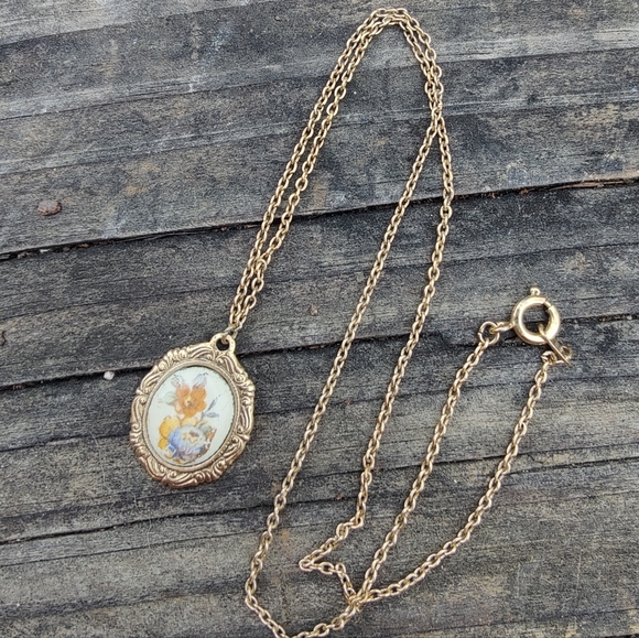 Vintage Gold Framed Animal Pendant Necklace - Picture 8 of 8